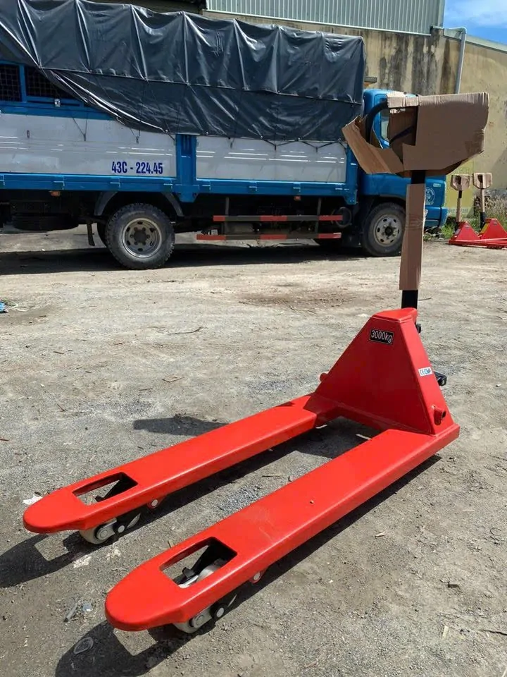 Xe nâng tay thấp 3 tấn tải trọng 3.000 kg, thiết kế bền chắc, dễ sử dụng. Tham khảo thông số, ưu điểm, giá bán và cách lựa chọn tại Xe Nâng Châu Á.